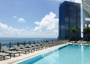 Utendørsbasseng og et oppvarmet basseng