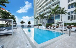 Een buitenzwembad en een verwarmd zwembad