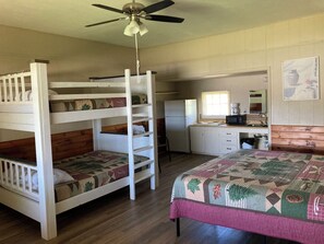 1 bedroom, WiFi, bed sheets - Water front cabin #15 Cabin in Graham, steps from Possum Kingdom Lake (Graham)