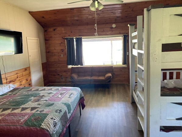 1 bedroom, WiFi, bed sheets - Water front cabin #15 Cabin in Graham, steps from Possum Kingdom Lake (Graham)