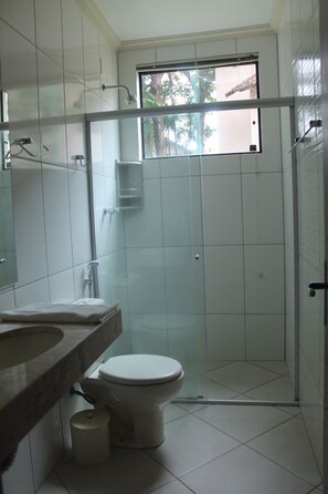 Basic Room | Bathroom | Shower, towels - Estância Exótica (Inhauma)