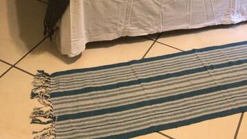 Quarto básico | Escrivaninha, Wi-Fi, roupa de cama
