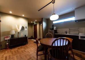 Réfrigérateur, micro-ondes, batterie de cuisine, vaisselle et ustensiles