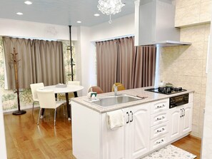 Fridge, microwave, stovetop, cookware/dishes/utensils - OK for up to 6 people 2LDK private room 201 Ocean Villa Tingara / Kunigami-gun Okinawa (Kunigami-gun)