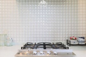 Kühlschrank, Mikrowelle, Herdplatte, Wasserkocher