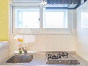 Refrigerador, microondas, parrilla de estufa y utensilios de cocina 