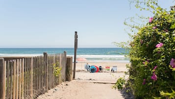 Playa en los alrededores y toallas de playa 