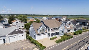 Un quartier résidentiel comprenant des maisons, un parking et une route.