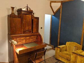 Books, stereo - Lovely Stables mew's house in hidden town location (Royal Tunbridge Wells)