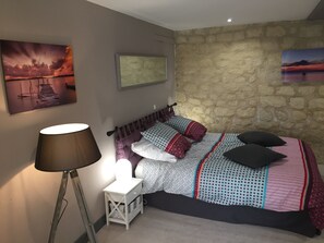 2 chambres, fer et planche à repasser, lit de bébé portatif