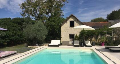 Maison de campagne sur propriété avec ùnes. moutons, poules