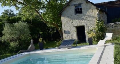 Maison de campagne sur propriété avec ùnes. moutons, poules