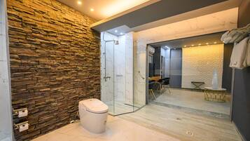 Deluxe Double Room | Bathroom | Shower, rainfall showerhead, hair dryer, slippers