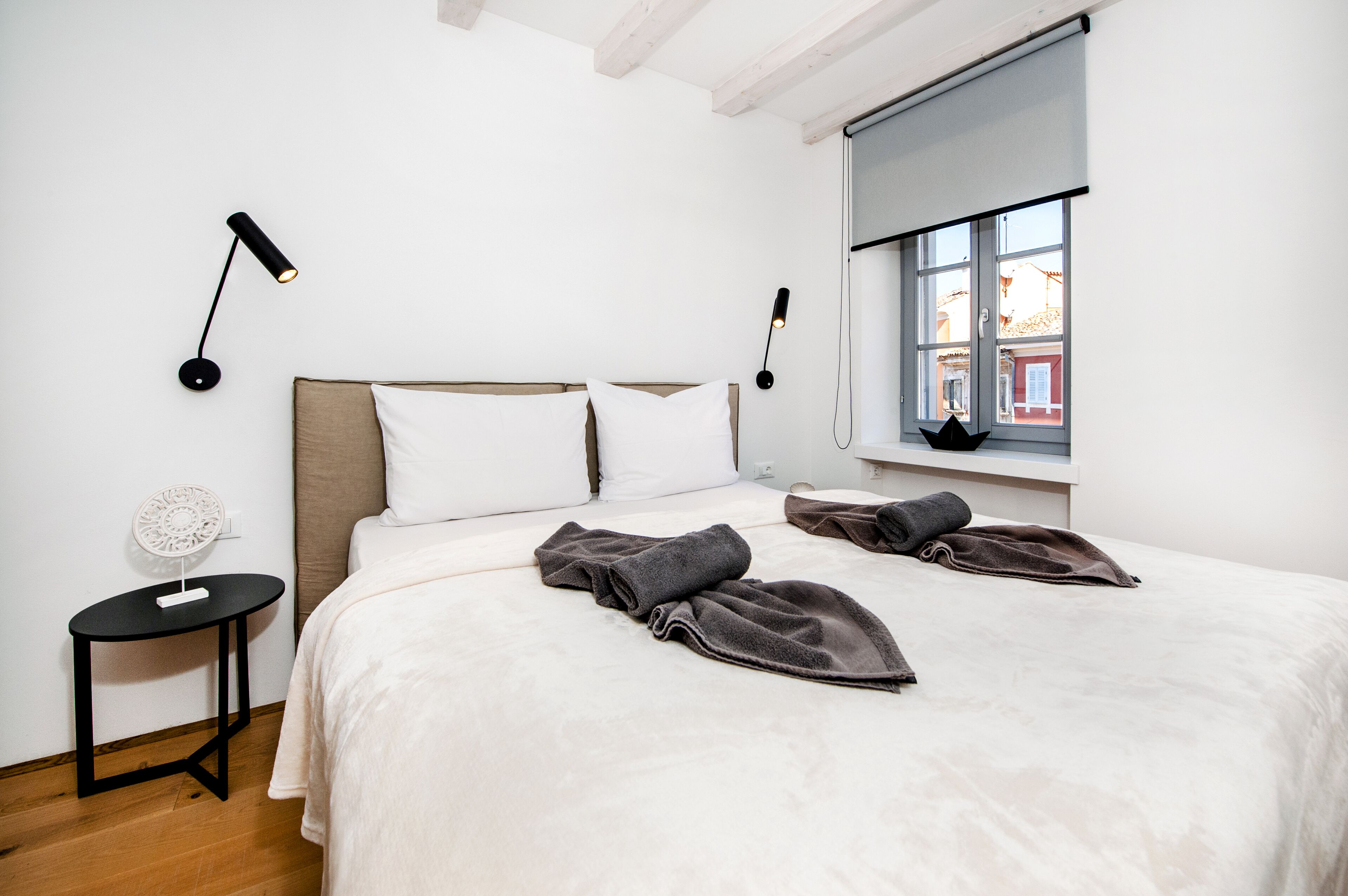 2 quartos, ferros/tábuas de passar roupa, berço de viagem