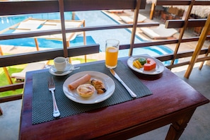 Comfort Double Room, Pool View | Minibar, individually decorated, individually furnished, bed sheets - Villa Zen Hotel (Camocim)