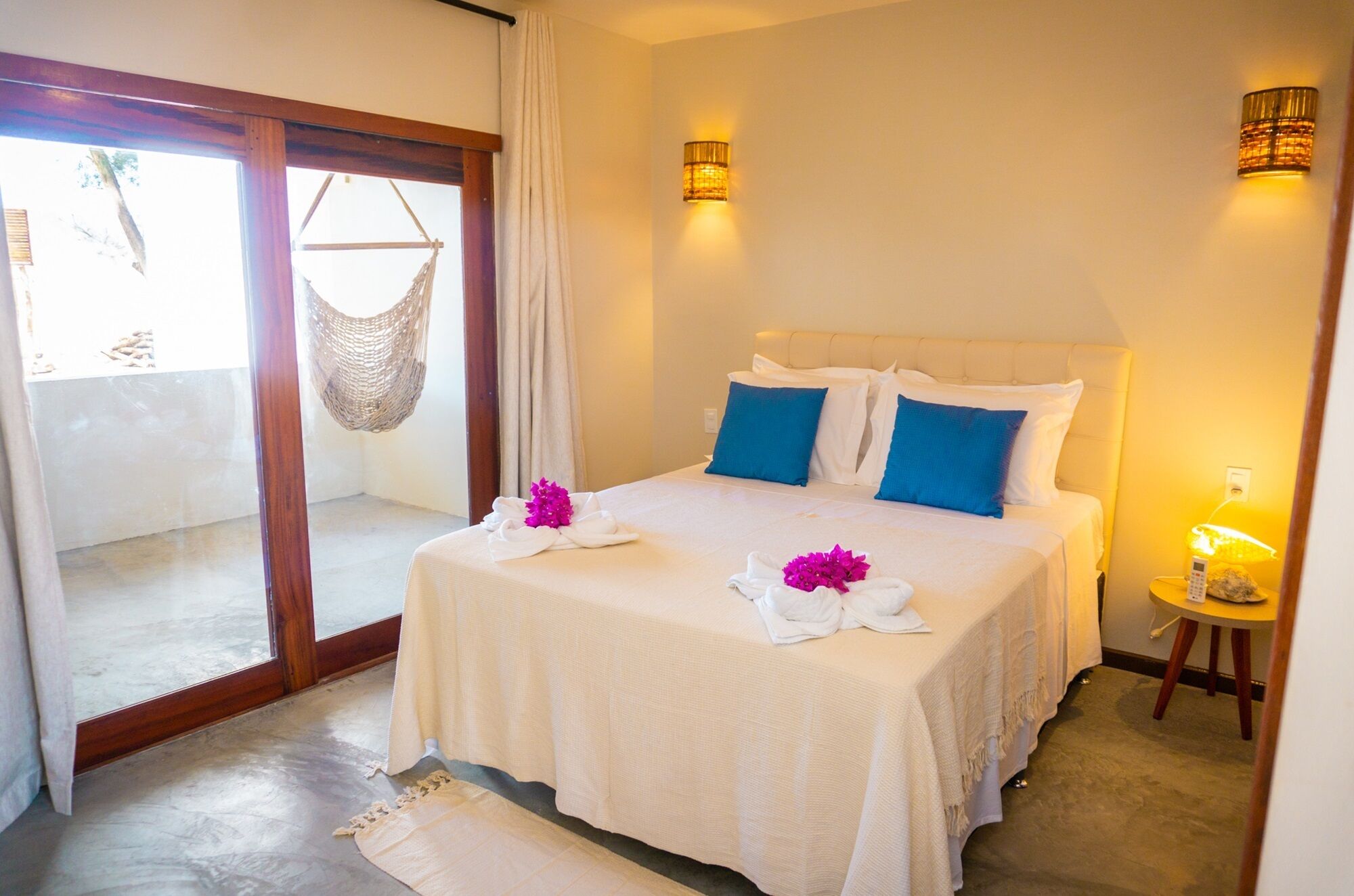 Minibar, decoración personalizada, muebles diferentes y ropa de cama 