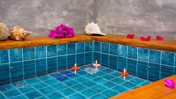 Junior dubbelrum - 1 kingsize-sÀng - utsikt mot trÀdgÄrden | Pool | Inomhuspool och solstolar