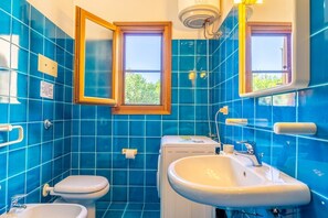 Regadera, secadora de cabello, bidet, toallas 