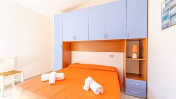 1 bedroom, bed sheets