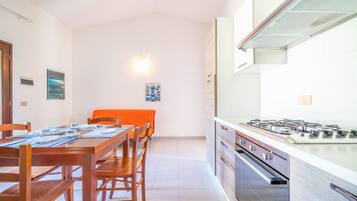 Fridge, stovetop, coffee/tea maker