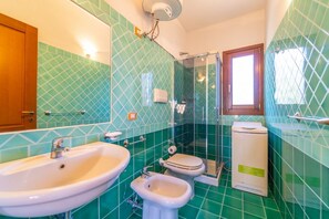Een douche, een bidet, handdoeken
