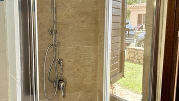 Dusche, Bidet, Handtücher