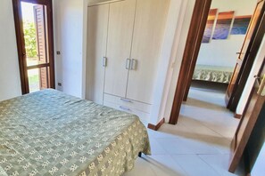 2 عدّة غرف نوم وملاءات أسرّة