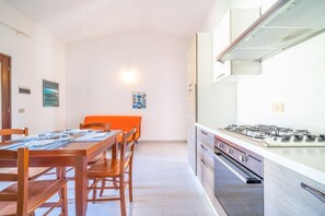 Geladeira, cooktop, cafeteira/chaleira