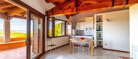 Frigorífico, horno, placa de cocina y utensilios de cocina