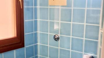 Ducha, bidet, toallas