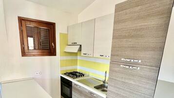 Frigorifero, forno, piano cottura, macchina per tè/caffè