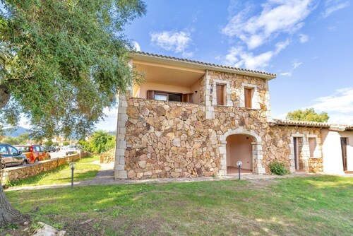 Holiday Apartment Pedra Rosa is located a few steps from the beautiful La Cinta beach.San Teodoro is located about 1000 meters above sea level, a lively and dynamic town, which has expanded over the years by offering numerous services and activities to m