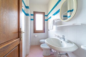 Douche, bidet, serviettes fournies