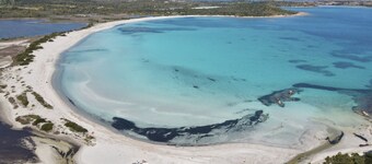 Holiday Apartment Pedra Rosa is located a few steps from the beautiful La Cinta beach.San Teodoro is located about 1000 meters above sea level, a lively and dynamic town, which has expanded over the years by offering numerous services and activities to m