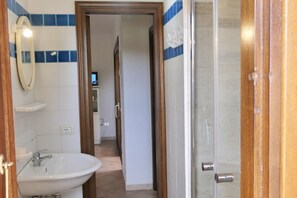 Douche, bidet, serviettes fournies