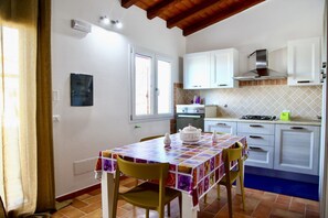 Réfrigérateur, un four, surface de cuisson, lave-vaisselle