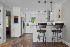 冰箱、微波炉、烤箱、炉灶