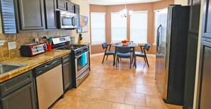 Casa clásica, 3 habitaciones | Cocina privada | Refrigerador, microondas, horno y parrilla de estufa 