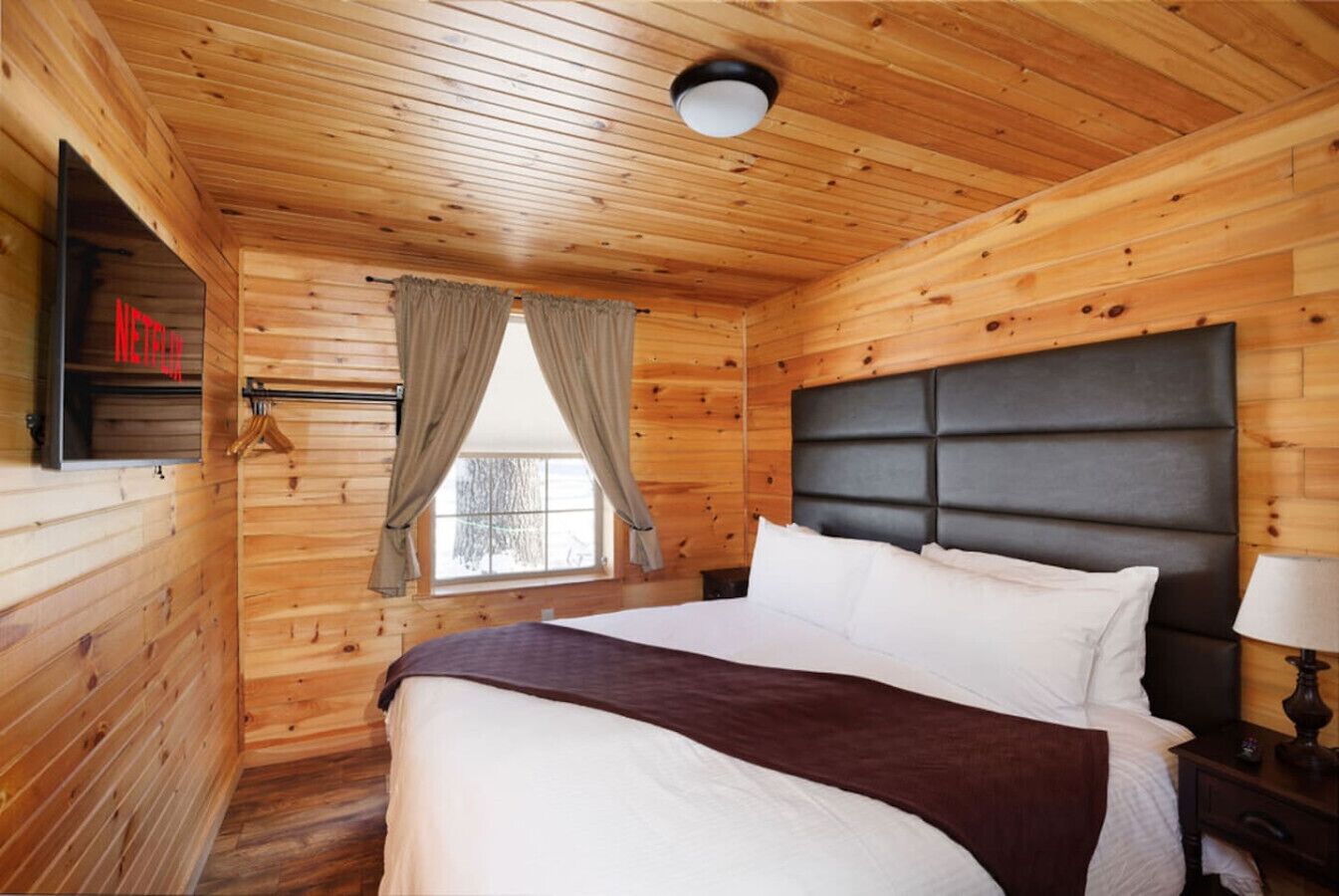 1 dormitorio, escritorio, tabla de planchar con plancha y cuna de viaje