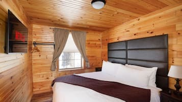 1 dormitorio, escritorio, tabla de planchar con plancha y cuna de viaje