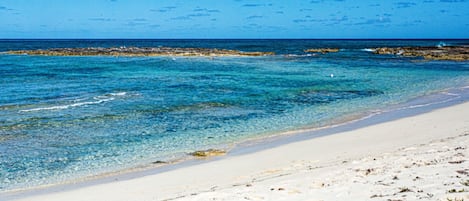 Una spiaggia nelle vicinanze