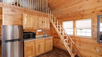 Frigorífico, microondas, placa de cocina y cafetera o tetera