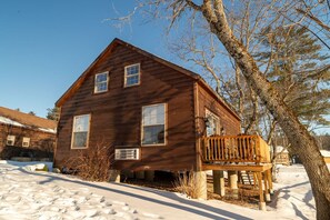 Exterior - Rosewood Villa #6: Charming Log Cabin near the Slopes (Bethlehem)