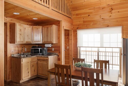 Rosewood Villa #104: Luxury Cozy Log Cabin