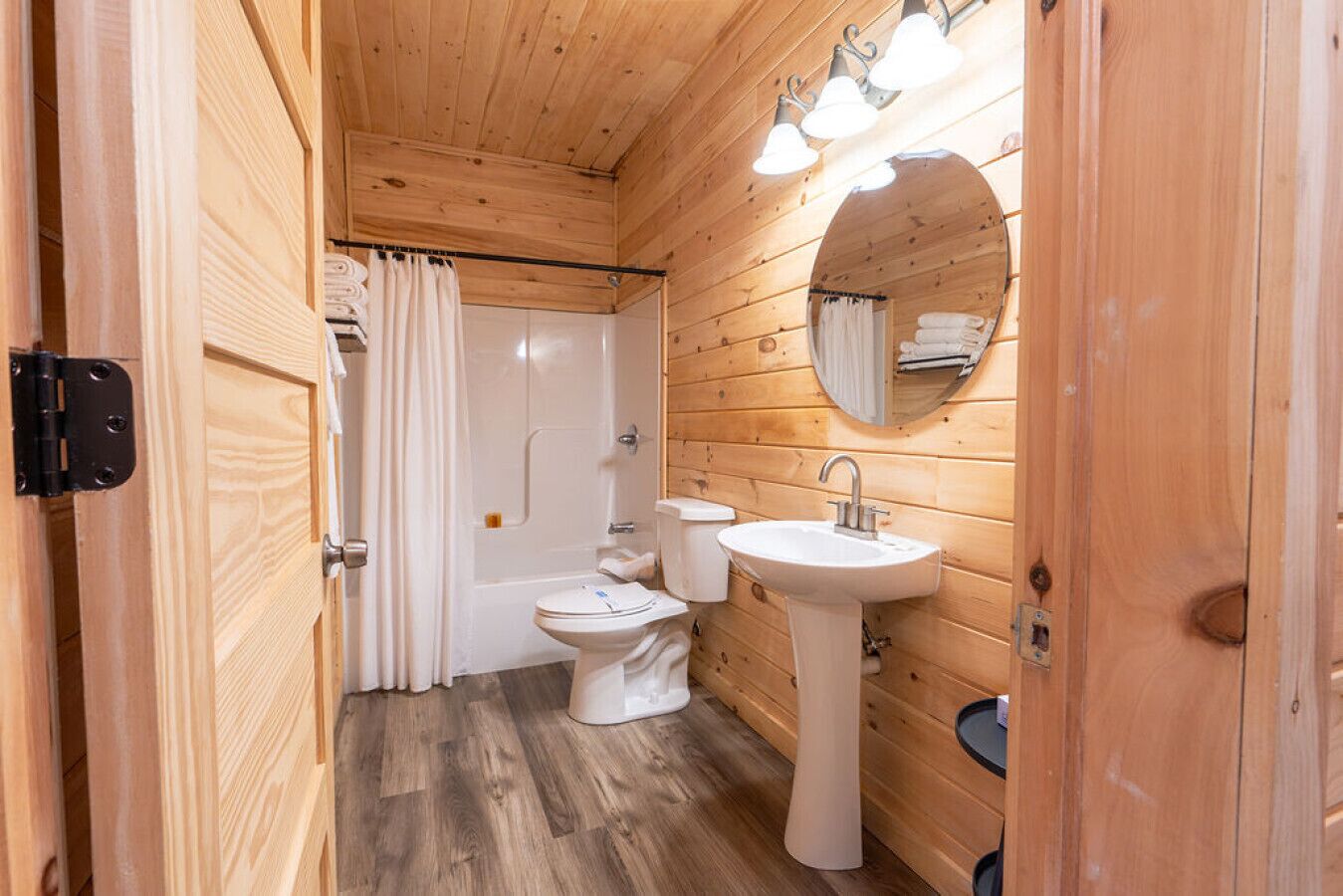Combined shower/tub, hair dryer, towels