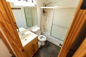 Combinazione doccia/vasca, asciugacapelli, asciugamani, sapone