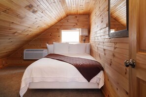 6 soverom, skrivebord, strykejern/-brett og reiseseng for barn