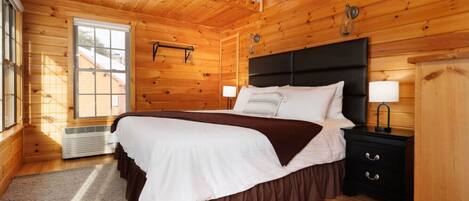 Escritorio, tabla de planchar con plancha, wifi y ropa de cama