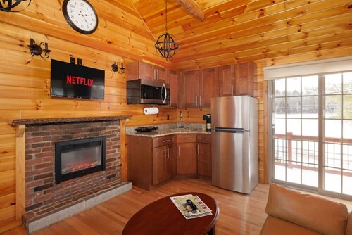 Chestnut Studio: Cozy Lakefront Cabin Retreat