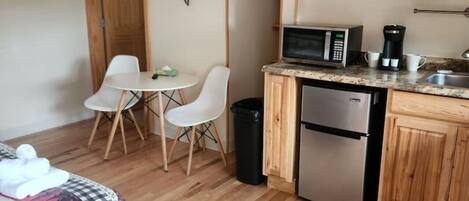 Bureau, fer et planche à repasser, lit de bébé portatif, Wi-Fi